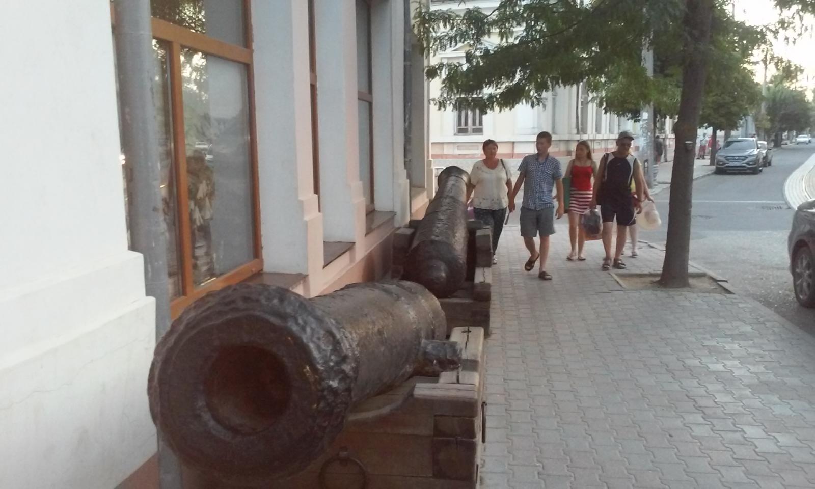 Евпатория. У входа в музей Крымской войны